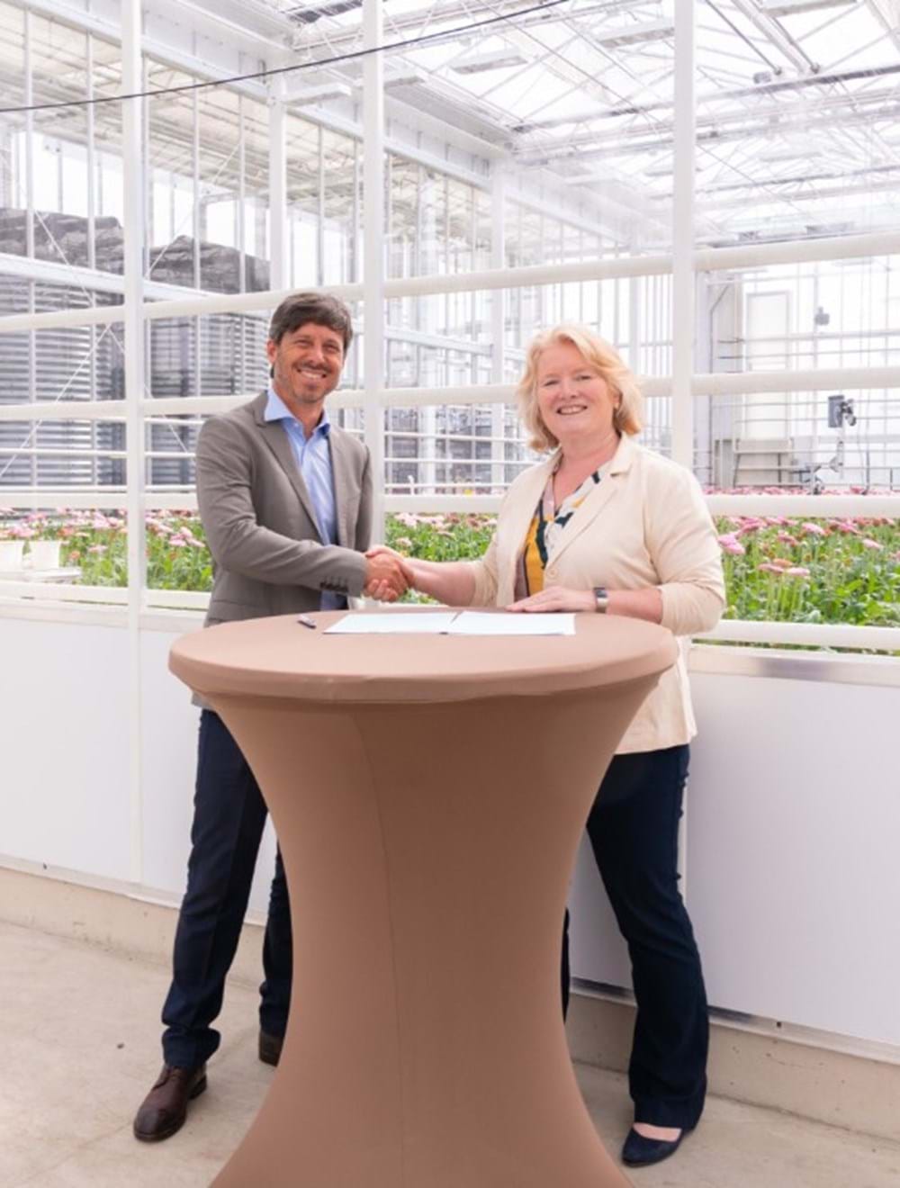 Marcel Nouel (CCO Svensson) and Monique F. van Wordragen (Director Business Unit Greenhouse Horticulture)